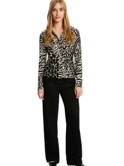 Chemise écrue et noire ornée de motifs animalier et pourvue d'un col à rabats