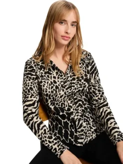 Chemise écrue et noire ornée de motifs animalier et pourvue d'un col à rabats