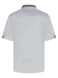Chemise écrue unie avec une coupe droite et un col américain