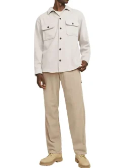 Chemise écrue unie avec une coupe droite un col à revers et des manches longues