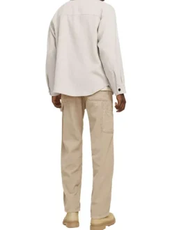 Chemise écrue unie avec une coupe droite un col à revers et des manches longues