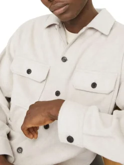 Chemise écrue unie avec une coupe droite un col à revers et des manches longues