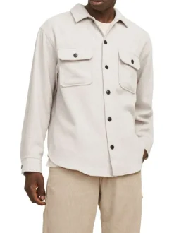 Chemise écrue unie avec une coupe droite un col à revers et des manches longues