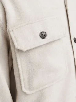 Chemise écrue unie avec une coupe droite un col à revers et des manches longues