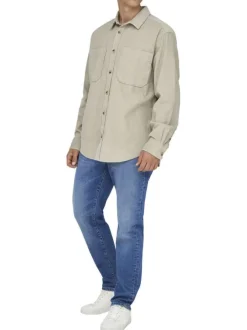 Chemise écrue unie en coton avec une coupe droite et un col à revers