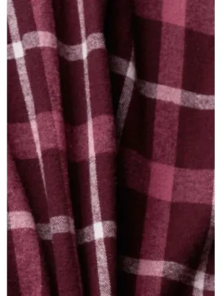 Chemise de nuit courte en coton bordeaux à carreaux avec une coupe droite, un col V croisé et à manches longues