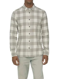 Chemise en coton beige à carreaux avec une coupe droite et un col français