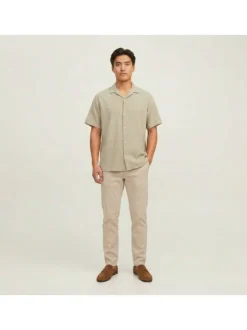 Chemise en coton beige à coupe droite pourvue d'un col cubain