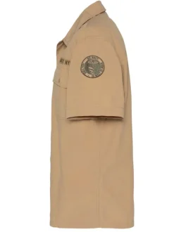 Chemise en coton beige à coupe droite pourvue d'un col à revers