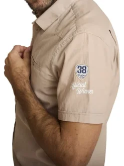 Chemise en coton beige à coupe droite pourvue d'un col à revers