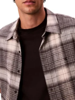 Chemise en coton beige et marron à carreaux avec des manches longues