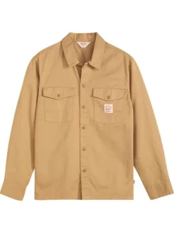 Chemise en coton beige unie avec un col chemise et fermeture par boutons