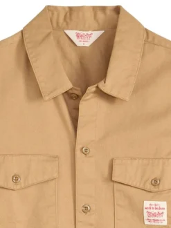 Chemise en coton beige unie avec un col chemise et fermeture par boutons