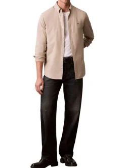 Chemise en coton beige unie avec une coupe droite et un col à revers