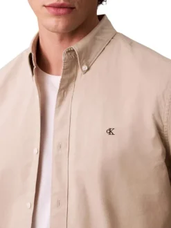 Chemise en coton beige unie avec une coupe droite et un col à revers