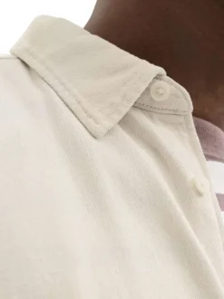 Chemise en coton biologique écrue à coupe droite pourvue d'un col à revers