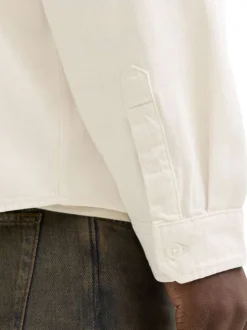Chemise en coton biologique écrue à coupe droite pourvue d'un col à revers
