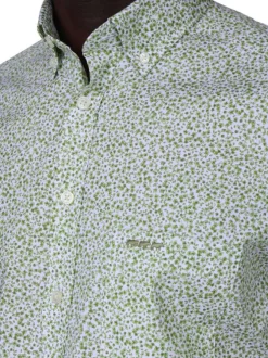 Chemise en coton biologique kaki unie avec une coupe droite et un col à revers