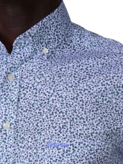 Chemise en coton biologique vert d'eau à motifs avec une coupe droite