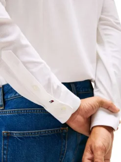 Chemise en coton blanche à coupe droite pourvue d'un col à revers