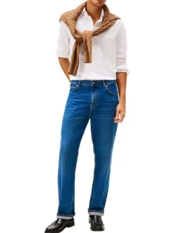 Chemise en coton blanche à coupe droite pourvue d'un col à revers