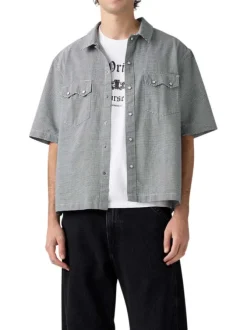 Chemise en coton blanche et noire unie avec une coupe droite et un col à revers