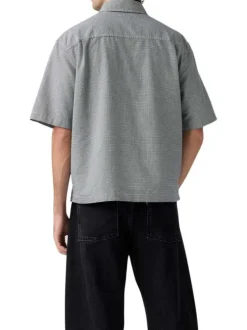 Chemise en coton blanche et noire unie avec une coupe droite et un col à revers