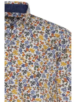 Chemise en coton blanche fleurie avec une coupe droite et un col américain
