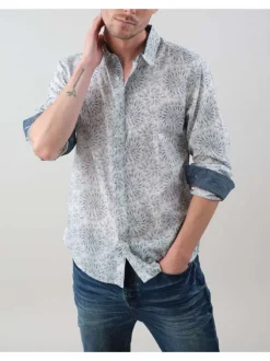Chemise en coton blanche fleurie avec une coupe droite et un col français