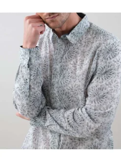 Chemise en coton blanche fleurie avec une coupe droite et un col français