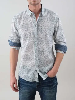 Chemise en coton blanche fleurie avec une coupe droite et un col français