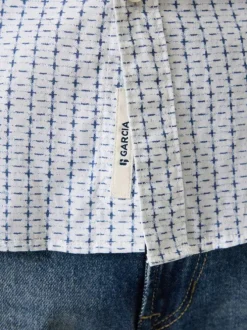 Chemise en coton blanche à motifs imprimés avec une coupe droite