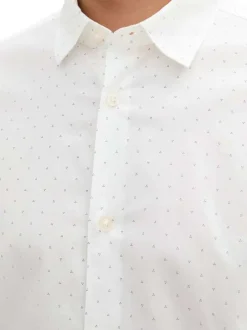 Chemise en coton blanche à pois avec une coupe droite et fermeture boutonnée
