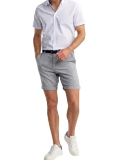 Chemise en coton blanche pourvue d'un col français et d'une coupe droite