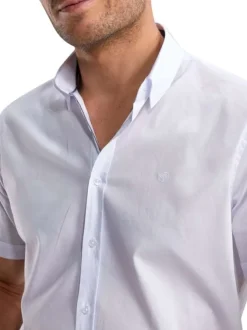 Chemise en coton blanche pourvue d'un col français et d'une coupe droite