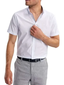 Chemise en coton blanche pourvue d'un col français et d'une coupe droite