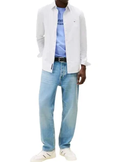 Chemise en coton blanche à rayures avec une coupe droite et col à revers