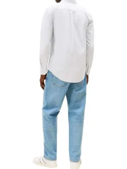 Chemise en coton blanche à rayures avec une coupe droite et col à revers