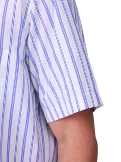 Chemise en coton blanche à rayures avec une coupe droite et un col boutonné