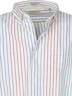 Chemise en coton blanche à rayures avec une coupe regular fit et une poche