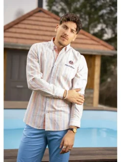 Chemise en coton blanche à rayures rouges et bleues avec une coupe regular fit