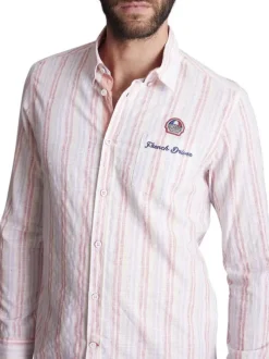 Chemise en coton blanche à rayures rouges et bleues avec une coupe regular fit