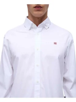 Chemise en coton blanche unie avec une coupe ajustée, col français et logo brodé