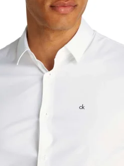 Chemise en coton blanche unie avec une coupe ajustée et le logo en petit