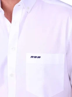 Chemise en coton blanche unie avec une coupe droite et un col à revers