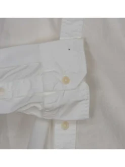 Chemise en coton blanche unie avec une coupe slim et logo brodé sur la poitrine