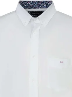 Chemise en coton blanche unie à coupe droite avec un col boutonné et une poche