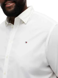 Chemise en coton blanche unie pourvue d'un col américain et d'une coupe droite