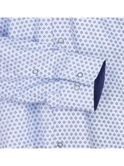 Chemise en coton bleu ciel avec une coupe droite et un col américain