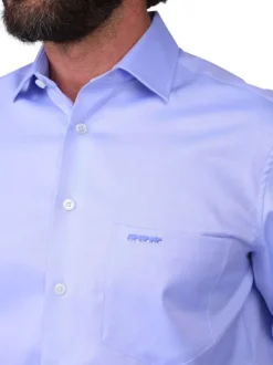 Chemise en coton bleu ciel unie avec une coupe droite et un col à revers
